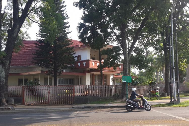 Salah satu rumah kuno di Jalan Ijen, Kota Malang, Jawa Timur saat diabadikan pada Senin (30/10/2017). Bangunan rumah itu menunjukkan bahwa kawasan sekitar Jalan Ijen merupakan kawasan elit dan mandiri pada masa Hindia Belanda.
