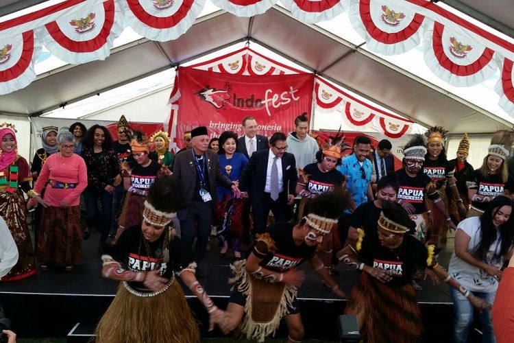 Para penari sedang menampilkan tarian Papua di Indofest 2017 di Victoria Square Park, Adelaide, Australia, Minggu (3/10/2017). 