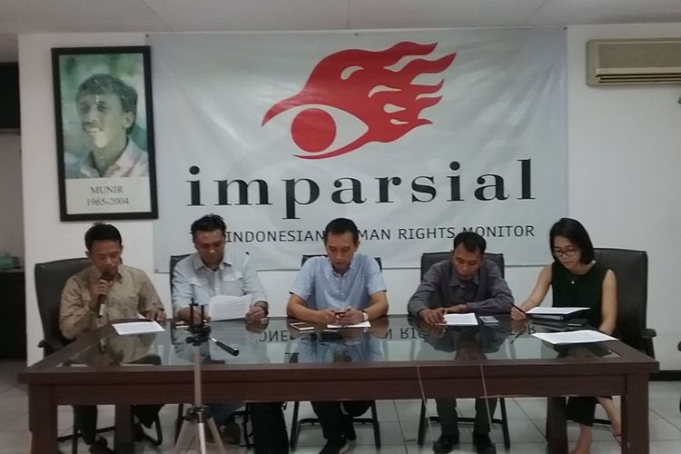 Lembaga swadaya masyarakat (LSM) Imparsial meminta Dewan Perwakilan Rakyat (DPR-RI) untuk tidak menyetujui Perppu 2/2017 tengan Ormas menjadi Undang-undang, Jakarta, Rabu (12/7/2017).
