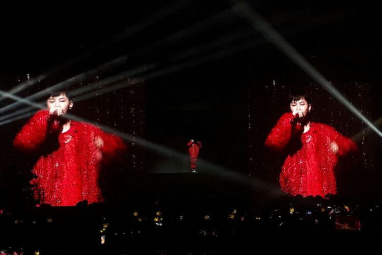 Mengenakan busana serba merah G-Dragon membuka konser  yang diadakan di Indonesia Convention Exhibition (ICE) BSD, Tangerang, Minggu (3/9/2017) malam.