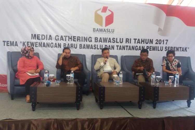 Media gathering Bawaslu RI dan diskusi dengan tema  Kewenangan Baru Bawaslu dan Tantangan Pemilu Serentak di Bogor, Jawa Barat, Jumat (13/10/2017).