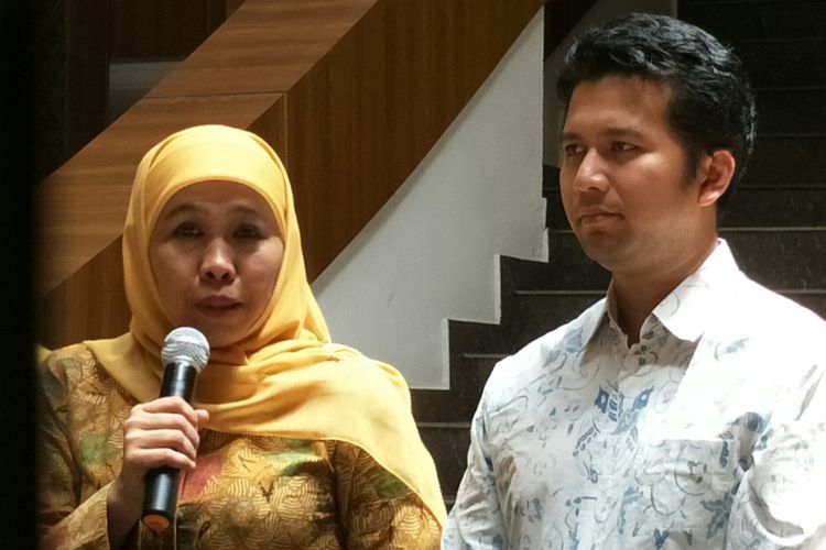 Menteri Sosial RI, Khofifah Indar Parawansa (kiri) berharap dukungan yang diberikan DPP Golkar kepada dirinya dan Bupati Trenggalek Emil Dardak (kanan) akan mempermudah langkahnya memenangkan pemilihan gubernur Jawa Timur 2018. Jakarta, Rabu (22/11/2017). 