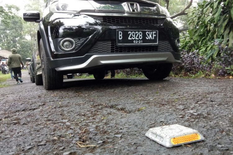 Honda BR-V dan rambu berupa reflektor yang dipasang di jalur tanjakan Monteng Kamojang.