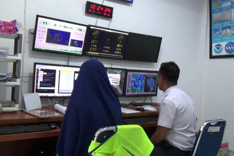 Petugas BMKG Pangkal Pinang saat memantau radar cuaca