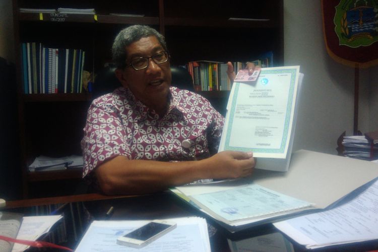 Kepala Dinas Kependudukan dan Catatan Sipil (Disdukcapil) Gunung Kidul Eko Subiantoro menunjukkan salah satu dokumen kependudukan, Kamis (3/5/2018).