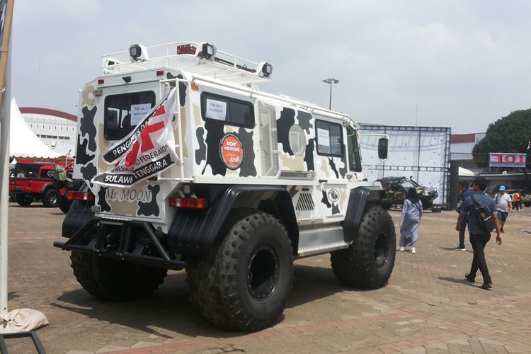 Mobil ampibi merek Bear asal Rusia yang dipamerkan saat penyelenggaraan Indonesia International Motor Show (IIMS) 2018.