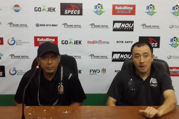 Pelatih Sriwijaya FC Rahmad Darmawan (kiri) saat konferensi pers usai dikalahkan Perseru Serui di Stadion Gajayana, Kota Malang, Minggu (27/5/2018)