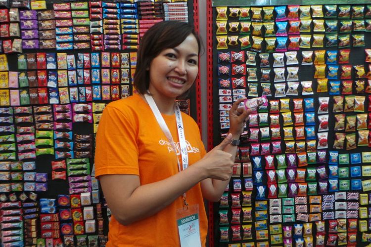  Pemilik usaha Ini Kreasi, Marissa dengan magnet-magnet yang menyerupai produk ternama di Indonesia. 