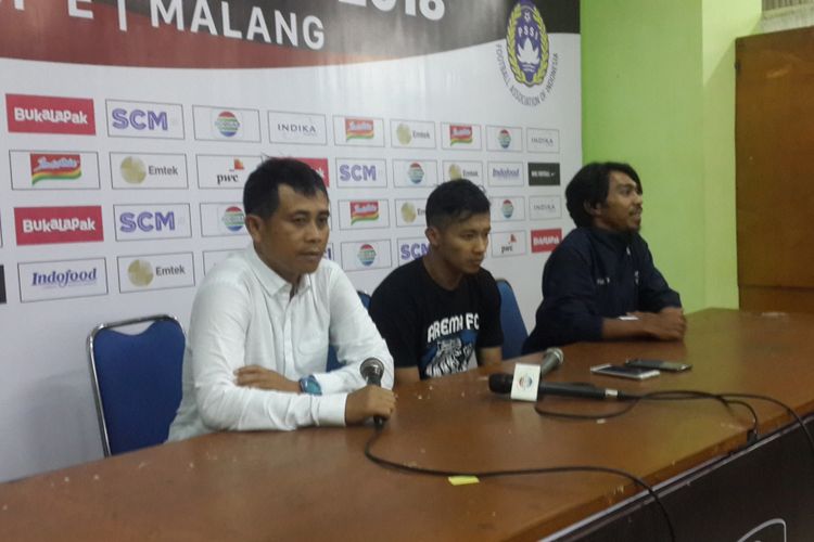 Pelatih Arema FC, Joko Susilo alias Gethuk (kiri), dalam konferensi pers usai raih hasil imbang atas Persela Lamongan dalam babak penyisihan Grup E Piala Presiden 2018 di Stadion Gajayana, Kota Malang, Sabtu (20/1/2018)