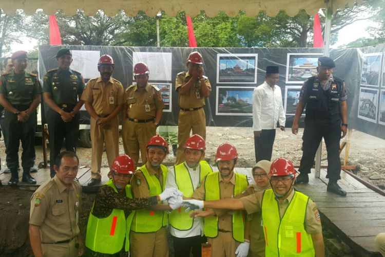 Wali Kota Solo FX Hadi Rudyatmo dan panitia pembangunan berada di lokasi pembangunan Masjid Taman Sriwedari, Kota Solo, Senin (5/2/2018) siang.