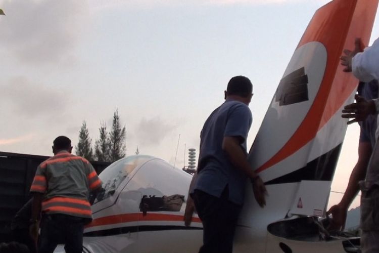 Pesawat gubrnur aceh irwandi yusuf, eagle one ,mengalami crash dan mendarat daruta di kawasan pantai Lam Awe Aceh Besar, kondisi gubernur irwandi yusuf dilaporkan selamat.