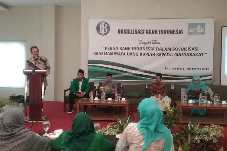 Kepala Perwakilan BI Jawa Tengah, Hamid Ponco Wibowo, saat memberi sosialisasi keaslian mata uang rupiah.