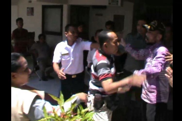 Sejumlah pegawai Pengadilan Negeri (PN) Sungguminasa, Kabupaten Gowa, Sulawesi Selatan berusaha melerai keributan antara keluarga korban dan keluarga terdakwa, Senin (19/3/2018).