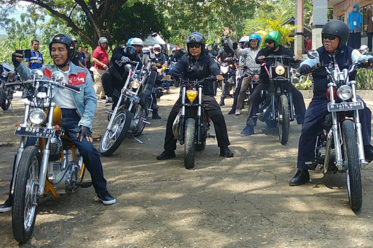 Presiden Joko Widodo menjajal motor Chopper di Sukabumi, Minggu (8/4/2018).