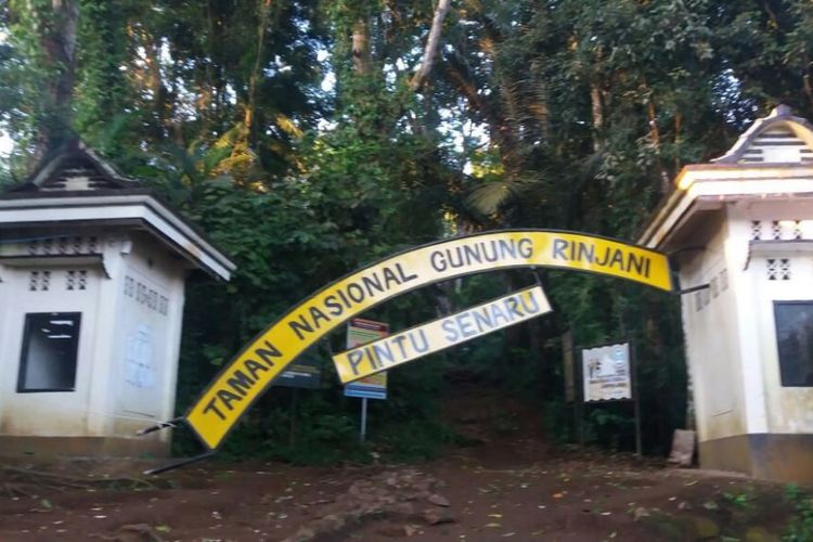 Pintu masuk pendakian Gunung Rinjani yang terlihat rusak usai gempa bermagnitudo 6,4, Minggu (29/7/2018)