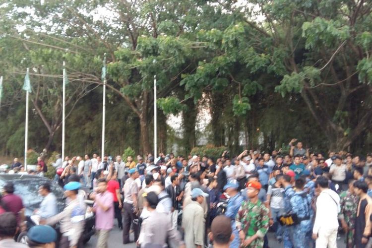 Situasi memanas di gerbang Bandara SSK II Pekanbaru pasca sekelompok massa melakukan penghadangan terhadap Neno Warisman, Sabtu (25/8/2018).