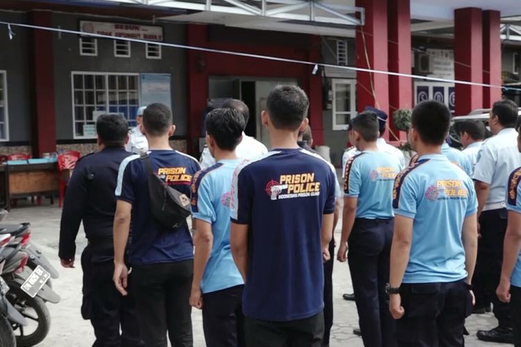 Kepala Rutan Kelas IIA Palu tengah memimpin apel pagi bersama petugas. Selasa, (9/10/2018).