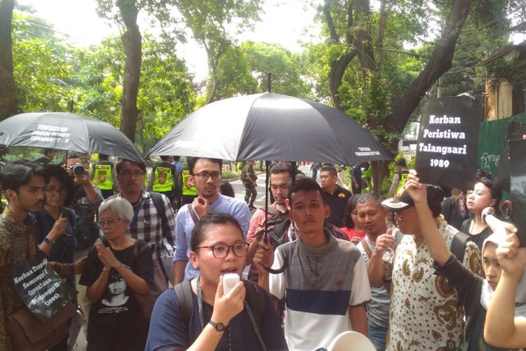 Sejumlah LSM melakukan orasi saat Wakil Presiden Jusuf Kalla menghadiri peringatan Hari HAM Internasional di Gedung Komnas HAM, Jakarta, Senin (11/12/2018).