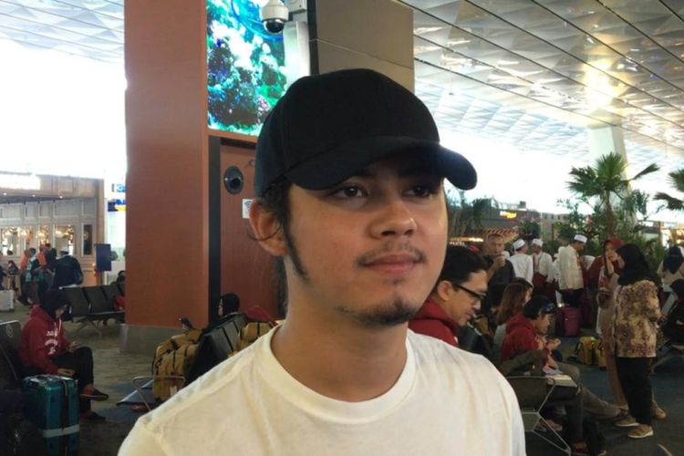 Artis peran Aliando Syarief saat ditemui sebelum berangkat ke Singapura untuk menghadiri gala premiere film terbarunya Asal Kau Bahagia di Bandara internasional Soekarno-Hatta, Cengkareng, Tangerang, Banten, Rabu (19/12/2018).