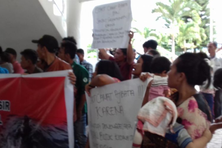 Aksi unjuk rasa warga Kabupaten Toba Samosir dan Kabupaten Simalungun di kantor Bupati Toba Samosir di Balige, Senin (4/2/2019).