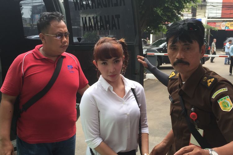 Roro Fitria tiba di Pengadilan Negeri Jakarta Selatan, Jalan Ampera Raya, Kamis (28/6/2018) untuk menjalani sidang beragenda pembacaan dakwaan dalam kasus penyalahgunaan narkotika.