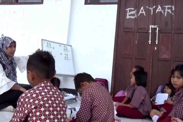 Memperingati Hardiknas pada 2 Mei 2018, pelajar SD 11 di Parepare harus melakukan kegiatan belajar di lantai sekolahnya. 