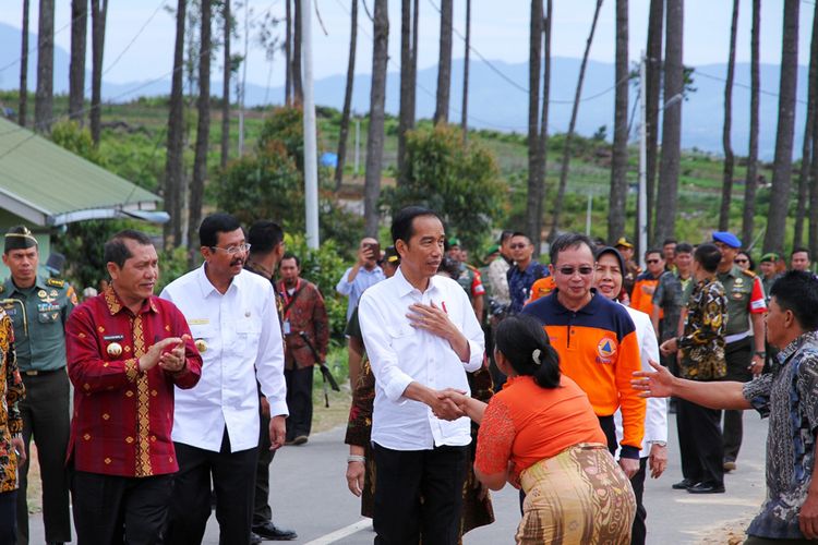 Presiden Jokowi meninjau lokasi hunian tetap pengungsi Gunung Sinabung di Desa Siosar, Sabtu (14/10/2107)