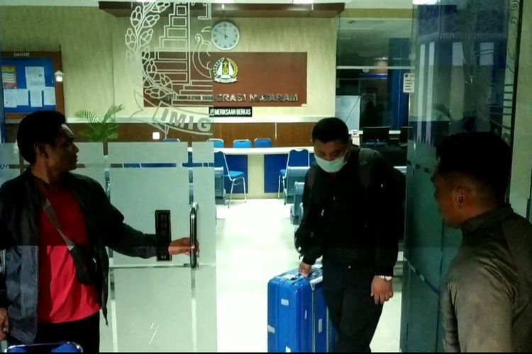 Tim penyidik KPK membawa koper berwana biru berisi dokumen, pasca menggeledah dua ruangan di Kantor Imigrasi Mataram, masing masing ruangan Kepala Imigrasi Mataram, Kurniadie dan Kasi inteldakim, Yusriansyah Fazrin penggeledahan berlangsung lebih dari 7 jam, pada Rabu  (29/5/2019)