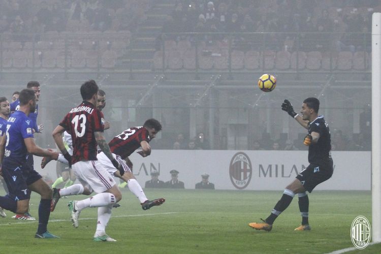 Patrick Cutrone mencetak gol kontroversial saat AC Milan menang atas Lazio pada pertandingan Serie A di San Siro, Minggu (28/1/2018).