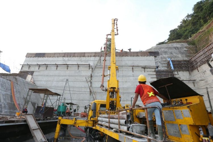 Pekerja melaksanakan pembangunan struktur Bendungan Karalloe