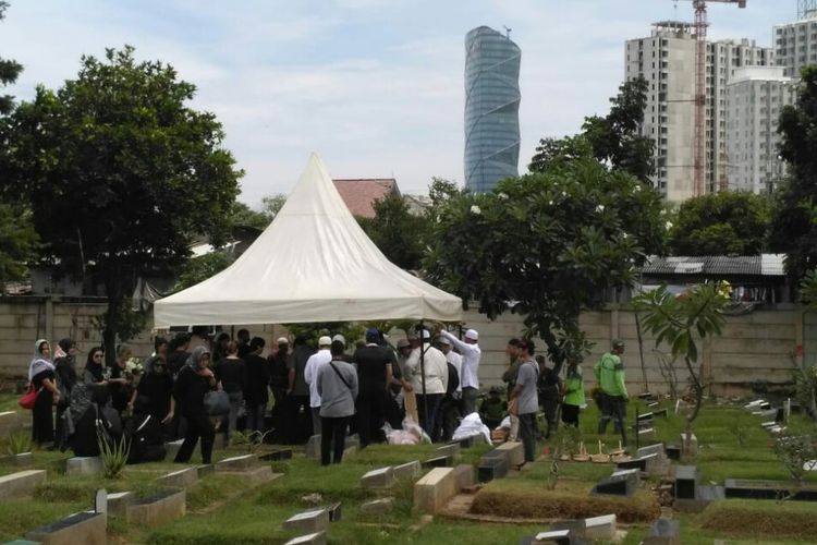 Prosesi pemakaman AJA yang merupakan asisten Ivan Gunawan di TPU Karet Bivak, Jakarta Pusat, Kamis (28/3/2019).
