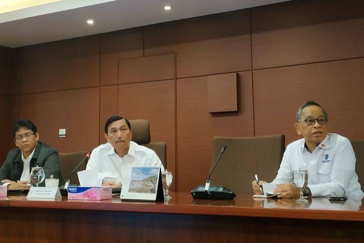 Menteri Koordinator Bidang Kemaritiman Luhut Pandjaitan (tengah) di Gedung Kemenko Maritim, Selasa (2/7/2019) 