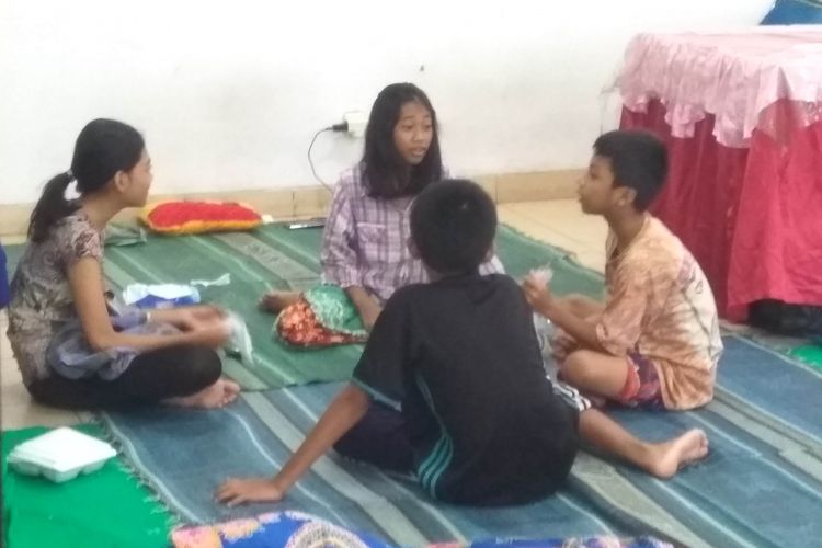 Anak-anak korban banjir yang mengungsi di kelurahan Bidara Cina, Jakarta Timur, Kamis (8/2/2018)