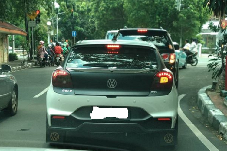 Salah satu mobil jenis hatchback berwarna putih yang menggunakan logo Volkswagen dan emblem Golf. Namun keaslian tipe dan merek dari mobil ini diragukan para pengguna media sosial.
