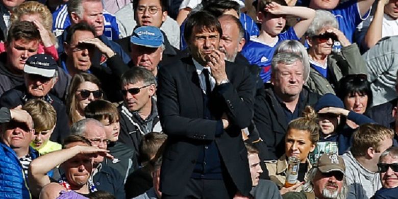 Manajer Chelsea, Antonio Conte, tampak mengamati jalannya pertandingan kontra Crystal Palace pada lanjutan Premier League di Stadion Stamford Bridge, Sabtu (1/4/2017). 