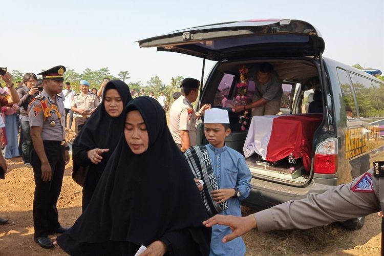 Polisi dan keluarga melaksanakan upacara pemakaman Bripka Rahmat Efendy secara militer di TPU, Jonggol, Desa Singasari, Kecamatan Jonggol, Kabupaten Bogor, Jumat (26/7/2019).