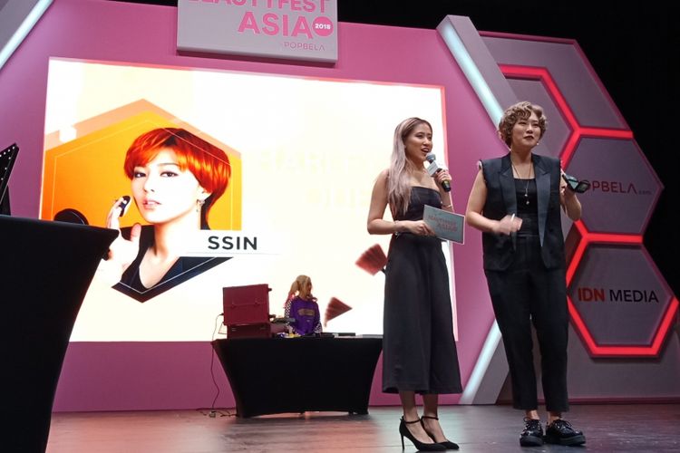 Makeup artist asal Korea Selatan, Ssin-Nim dalam sesi beauty class di Beautyfest Asia 2018 di Ciputra Artpreneur, Kuningan, Jakarta Selatan, Minggu (18/3/2018).