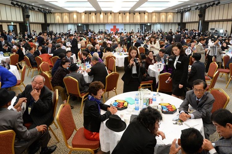 Suasana pertemuan antara keluarga yang terpisah saat reuni yang diadakan di sebuah hotel di Gunung Kumgang, Korea Utara, 20 Oktober 2015.