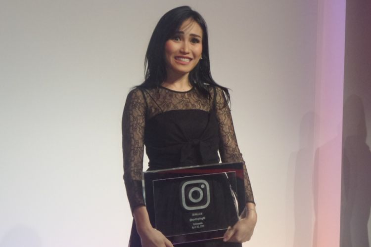 Ayu Ting Ting usai menerima penghargaan dari Instagram di Ciputra Artpreneur, Jakarta Selatan, Rabu (26/7/2017) malam.