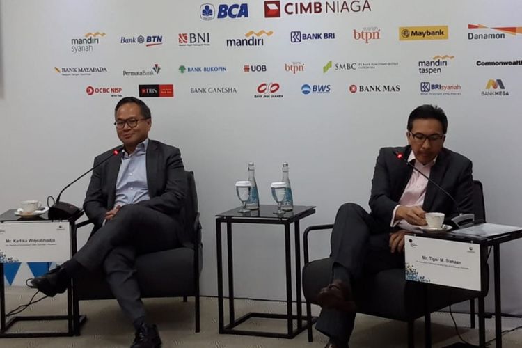 Ketua Umum Perhimpunan Bank Nasional Kartika Wirjoatmodjo dan Ketua Steering Committe IBEX 2018 Tigor M Siahaan ketika memberikan ketrangan pers kepada awak media di Jakarta, Rabu (18/11/2018).