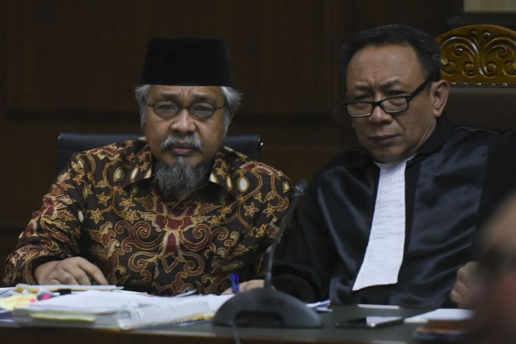 Terdakwa kasus korupsi penerbitan Izin Usaha Pertambangan, Nur Alam (kiri) mendengarkan keterangan saksi saat menjalani sidang lanjutan di Pengadilan Tipikor Jakarta, Senin (15/1). Sidang dengan terdakwa Gubernur nonaktif Sulawesi Tenggara itu berganda mendengarkan keterangan saksi. ANTARA FOTO/Hafidz Mubarak A/aww/18.