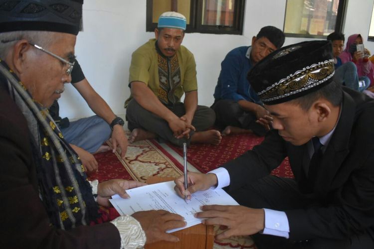 Tersangka Hasan dan Nurul melangsungkan pernikahan di markas Polsekta Panakukang,  Makassar,  Sabtu (5/5/2018).