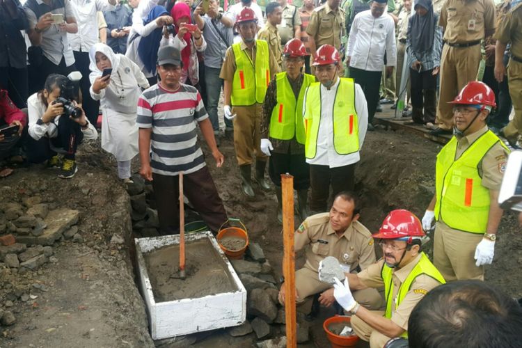 Ketua Panitia Pembangunan Masjid Taman Sriwedari, Achmad Purnomo, meletakkan batu pertama pembangunan masjid itu di eks lahan Taman Hiburan Rakyat Sriwedari Solo, Senin (5/2/2018) siang.