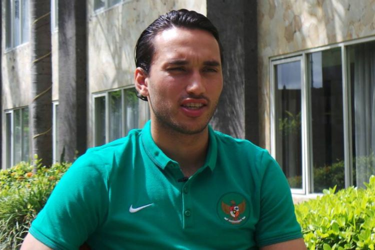 Ezra Walian melakukan sesi wawancara khusus jelang laga uji coba antara timnas U-22 dan Bali United di Gianyar, Kamis  (25/3/2017). 