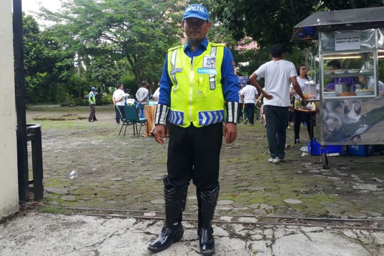 Sugiharto, anggota Supeltas Solo yang kesehariannya menjadi relawan mengatur arus lalu lintas di Waringinrejo, Cemani, Kota Solo.