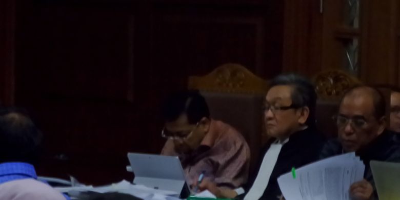 Setya Novanto tertunduk sambil memejamkan mata saat menghadiri persidangan di Pengadilan Tipikor Jakarta, Senin (15/1/2018).