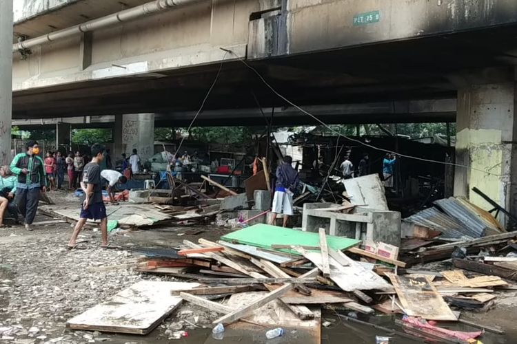 Korban kebakaran kolong Tol Pluit, Jakarta Utara, mencari barang-barang yang tersisa dari reruntuhan bangunan yang terbakar, Sabtu (30/3/2019).