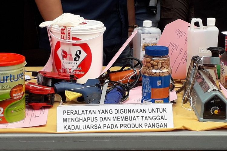 Alat produksi PT. PRS label yang digunakan untuk mengganti label kadaluwarsa makanan olahan di Tambora, Jakarta Barat pada Selasa (20/3/2018).