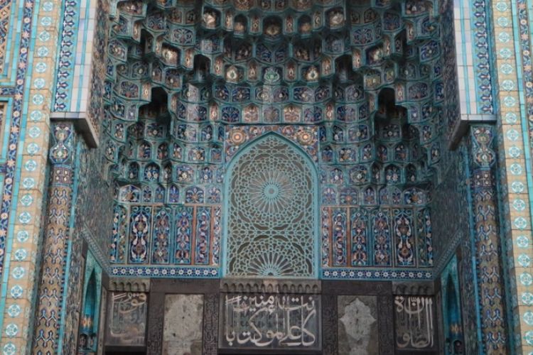 Ornamen granit berwarna biru dan hijau tosca menambah kecantikan Blue Mosque di Kota Saint Petersburg, Rusia.