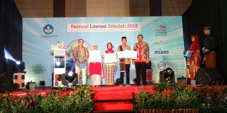 Para peraih medali perak dalam ajang cipta pada Festival Literasi Sekolah (FLS) 2018 di Sentul Bogor, Jawa Barat (30/10/2018).